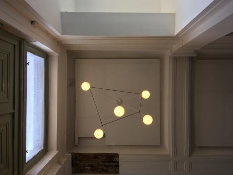 Lighting for lobby: design with reclaimed fittings