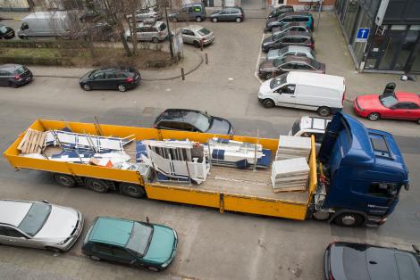 Arrival of a monumental staircase dismantled in a former administration building.