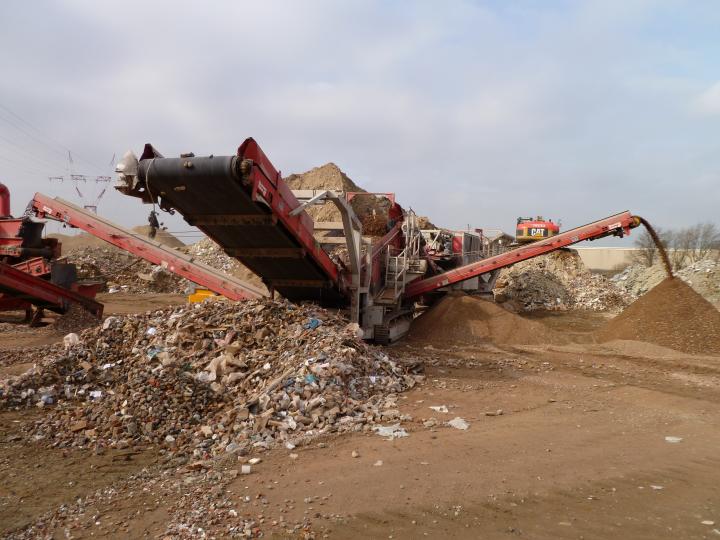 Installation de tri et de concassage des déchets de démolition.