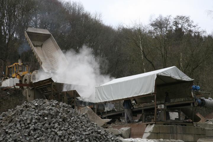 Les installations de la Carrière de la Hazotte, une entreprise spécialisée dans le réemploi des pavés de voirie.