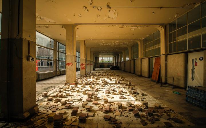 Salvaging of tiles at Val Benoit (2014, Olivier Beart)