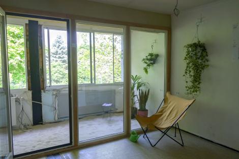 The 'logia' in between the original window and the newly integrated reclaimed window