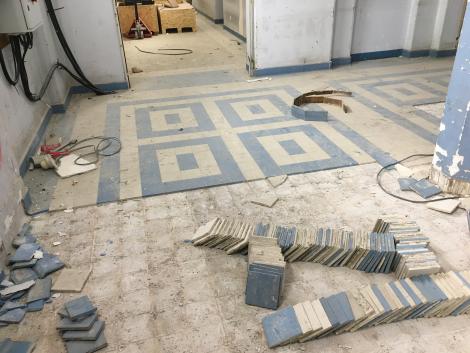 Extraction of ceramic floor tiles in the Nextmed pilot operation in Strasbourg